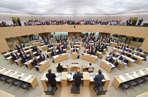 Die Parteien stehen nach dem Pensionsbeschluss im Landtag unter Druck. Viele Mitglieder kritisieren die Entscheidung. Foto: dpa