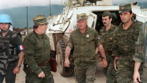 Ratko Mladic (Mitte) als General im Bosnienkrieg 1993 und Ansprechpartner der UN-Schutztruppe Foto: AFP