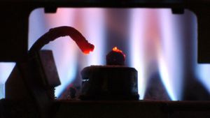 Gasflamme an einer Warmwasseranlage – die Tarife sinken Foto: dpa