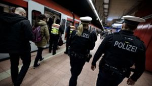 Unterwegs am S-Bahn-Halt Hauptbahnhof: Mehr Uniformen sollen für mehr Sicherheit sorgen. Foto: Lichtgut/Leif Piechowski