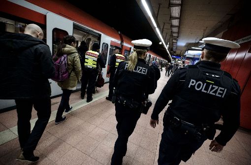 Unterwegs am S-Bahn-Halt Hauptbahnhof: Mehr Uniformen sollen für mehr Sicherheit sorgen. Foto: Lichtgut/Leif Piechowski