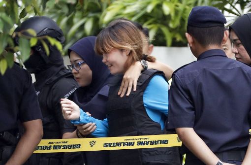 Die Verdächtige Vietnamesin Doan Thi Huong (Mitte) im April dieses Jahres vor einem Gerichtsgebäude in Sepang (Malaysia). Foto: AP