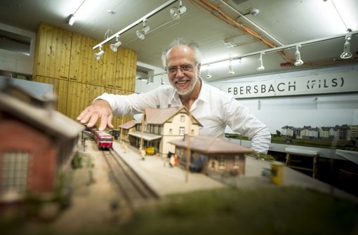 Hans-Peter Klein, Vorsitzender der Modellbahngruppe ’65, präsentiert die Anlage. Foto: Lichtgut/Leif Piechowski