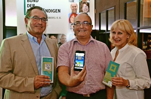 Matthias Filbinger, Qwapp District Manager Frank Radynski und Monika Humbsch (von links) werben für die Stadtteil-App. Foto: Fatma Tetik