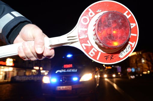 In Stuttgart-Hedelfingen stoppt die Polizei einen unfallflüchtigen Mercedes-Fahrer. Foto: dpa