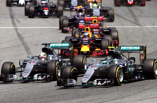 Da war die Mercedes-Welt noch in Ordnung: Nico Rosberg (re.) zieht beim Start an Lewis Hamilton vorbei – zwei Kurven später scheppert es. Foto: dpa