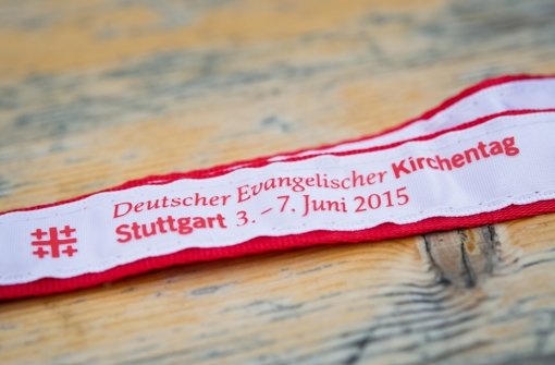 Das Logo des Kirchentages bestimmt mehr und mehr das Stadtbild in Stuttgart Foto: dpa