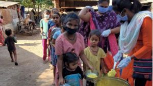 Für  Slumbewohner  der  Stadt  Anand organisiert der Verein derzeit Essen – sie haben wegen der Corona-Pandemie keinerlei Verdienstmöglichkeiten Foto: privat