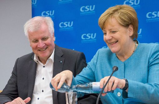 Auch wenn das Foto einen anderen Eindruck vermittelt, das Verhältnis ist angespannt: Parteichefs Merkel und Seehofer Foto: dpa