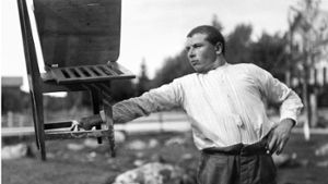 Bärenstarke Finnen: Finnland ist bekannt für seine skurrilen Sportwettbewerbe, die eine lange Tradition haben. Wie das  Stuhl-Hochhalten mit ausgestrecktem Arm (Foto aus den 1930er Jahren). Foto: Pressebild Edition Patrick Frey