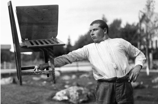 Bärenstarke Finnen: Finnland ist bekannt für seine skurrilen Sportwettbewerbe, die eine lange Tradition haben. Wie das  Stuhl-Hochhalten mit ausgestrecktem Arm (Foto aus den 1930er Jahren). Foto: Pressebild Edition Patrick Frey