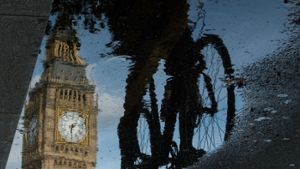 Symbolbild: Der Big Ben spiegelt sich in einer Pfütze. Foto: AFP