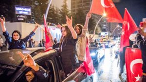 Erdogan-Anhänger freuen sich über das Abstimmungsergebnis. Foto: dpa