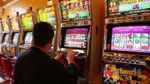 Für viele werden sie zur Sucht: Glücksspielautomaten in Spielhallen Foto: dpa