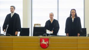 Die vorsitzende Richterin Uta Engemann (M.) mit den Richtern Timo Schmidt (l.) und Anke Hesse (r) zu Prozessbeginn im Gerichtssaal. Foto: Julian Stratenschulte/dpa