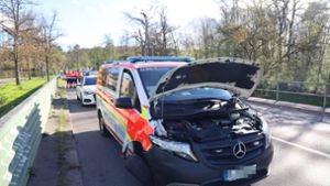 Der Notarztwagen und der VW wurden bei dem Unfall total beschädigt. Foto: 7aktuell.de/Andreas Werner