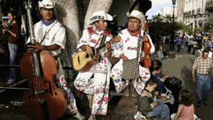 Sie spielen und singen in Restaurants und Bars oder warten auf einen Auftrag: Die Mariachis gehören ebenso zu Mexiko wie Sombrero und Tequila. Foto: epa