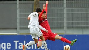 VfB-Neuzugang Federico Barba (rechts) hat sich im Testspiel gegen Großaspach eine Verhärtung in der linken Wade zugezogen. Foto: Pressefoto Baumann