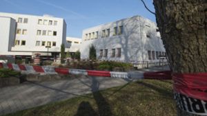 Flatterband sperrt das Tagungszentrum der Evangelischen Kirche in Löwenstein nach dem Mord ab. Foto: dpa