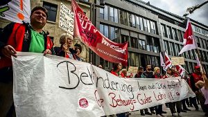 Streikende Mitarbeiter aus Behindertenhilfe-Einrichtungen  protestieren in der Büchsenstraße Foto: Lichtgut/Max Kovalenko