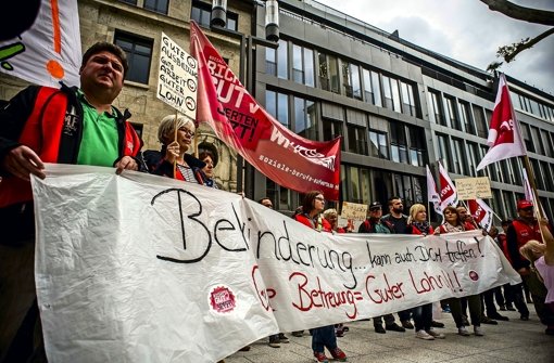 Streikende Mitarbeiter aus Behindertenhilfe-Einrichtungen  protestieren in der Büchsenstraße Foto: Lichtgut/Max Kovalenko