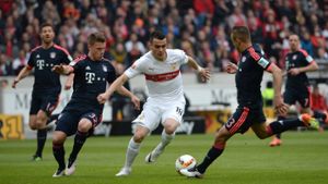 Filip Kostic (Mi.) gegen den FC Bayern: Sein Entdecker verlässt den VfB Foto: dpa