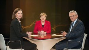 Angela Merkel (Mitte) sprach mit Bettina Schausten und dem ZDF-Chefredakteur Peter Frey über die Flüchtlingskrise. Foto: ZDF/dpa