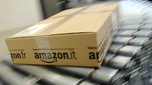 Ein Amazon-Paket läuft über ein Transportband – Am Montag stehen dem Online-Händler Streiks in Haus. Foto: dpa