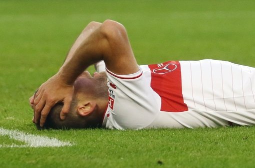 Vedad Ibisevic liegt nach der verlorenen Partie gegen Mainz am Samstag enttäuscht am Boden. Foto: Baumann