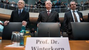 2017 sagte Martin Winterkorn (Mitte) vor dem Bundestag aus. (Archivbild) Foto: dpa/Bernd von Jutrczenka