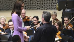 In der Elbphilharmonie nimmt Herzogin Kate den Taktstock in die Hand. Foto: dpa