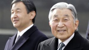 Japans Kaiser Akihito (83, rechts) wird vermutlich schon bald zu Gunsten seines ältesten Sohnes, des 57-jährigen Kronprinzen Naruhito (links) abdanken. Foto: AP