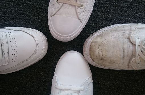 Weiße Sneaker fallen auf – dreckige weiße Sneaker umso mehr. Damit die verschmutzten Schuhe wieder strahlen, braucht es nicht viel. Foto: Philipp Johannßen