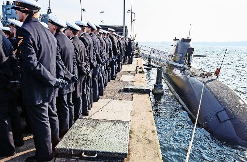 Hat in Norwegen überzeugt: die U-Boot-Klasse 212 A – hier U 35 während der Indienststellung am 23. März 2015  in Eckernförde:  Norwegen hat eine Zusammenarbeit mit Deutschland beschlossen, die weit über den Kauf solcher Boote hinausgeht. Foto: dpa