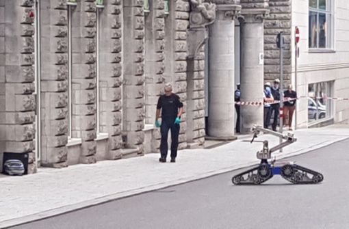 Die Polizei sperrte die Straße in der Stuttgarter Innenstadt ab, der Roboter kam zum Einsatz. Foto: Andreas Rosar /Fotoagentur Stuttgart