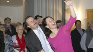 Thomas Matrohs freut sich mit seiner Frau Katrin über das Wahlergebnis. Foto: Horst Rudel