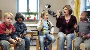 Migrantenkinder  aus verschiedenen Nationen lernen hier die deutsche Sprache. Foto: dpa