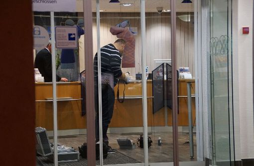 Ermittler bei der Spurensicherung nach einem Raubüberfall auf eine Bank in Empfingen Foto: SDMG