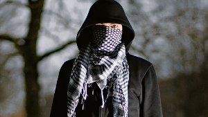 Islamist Harry M. posiert Anfang 2011 in Hamburg in einem Park Foto: dapd