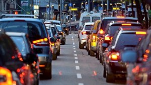 Stau am Olgaeck: Mit der Umsetzung des neuen Verkehrskonzepts soll sich die Lage auf Stuttgarts Straßen entspannen. Foto: dpa
