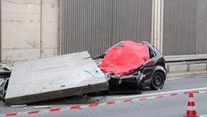 Eine fünf Tonnen schwere Betonplatte ist auf ein Auto gefallen und hat die Fahrerin getötet. Foto: dpa/Daniel Evers