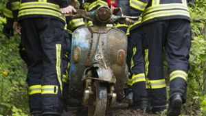 Feuerwehr fischt gestohlenen Roller aus dem Neckar