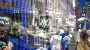 Der Wolfsburger Autokonzern Volkswagen muss im Zuge der Diesel-Affäre wohl noch tiefer in die Tasche greifen als bisher angenommen. Foto: dpa