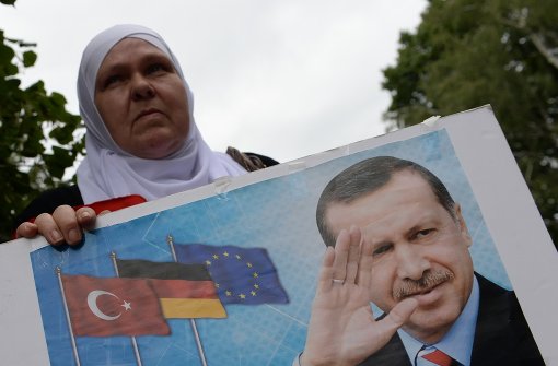 Hunderte Erdogan-Anhänger demonstrieren vor der türkischen Botschaft in Berlin für ihren Präsidenten. Doch immer öfter werden Gegner auch massiv unter Druck gesetzt. Foto: dpa