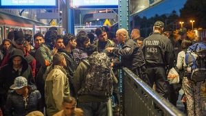 Die Polizei ist am 9. September 2015 am Bahnhof in Flensburg (Schleswig-Holstein) im Einsatz. Foto: dpa