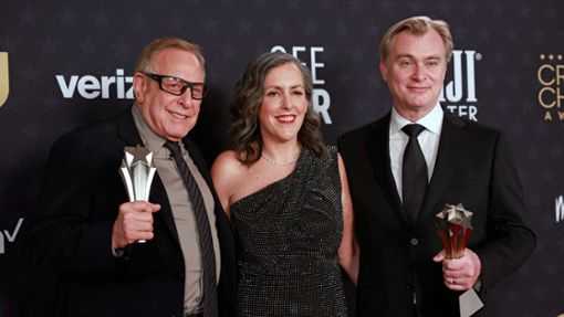 Regisseur Christopher Nolan (rechts) und die „Oppenheimer“-Produzenten Charles Roven und Emma Thomas hatten allen Grund zum Lächeln. Foto: AFP/MICHAEL TRAN