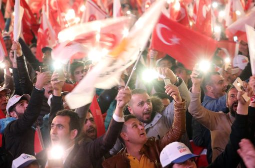 Großer Jubel in Teilen der Türkei. Recep Tayyip Erdogan wurde zum Sieger des Türkei-Referendums erklärt. Foto: dpa