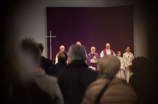 Der Rottenburger Bischof Gebhard Fürst bei einer Eucharistiefeier Foto: Lichtgut/Christoph Schmidt
