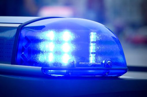 Die Polizei rückte in der Nacht zu einem Unfall in Esslingen aus. Foto: dpa
