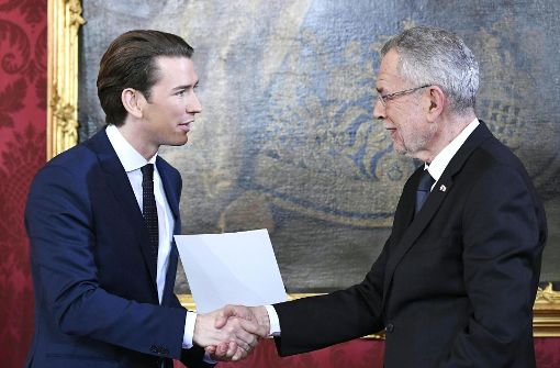 Österreichs Präsident Alexander Van der Bellen hat Sebastian Kurz zum Bundeskanzler vereidigt. Foto: Robert Jaeger/APA/dpa